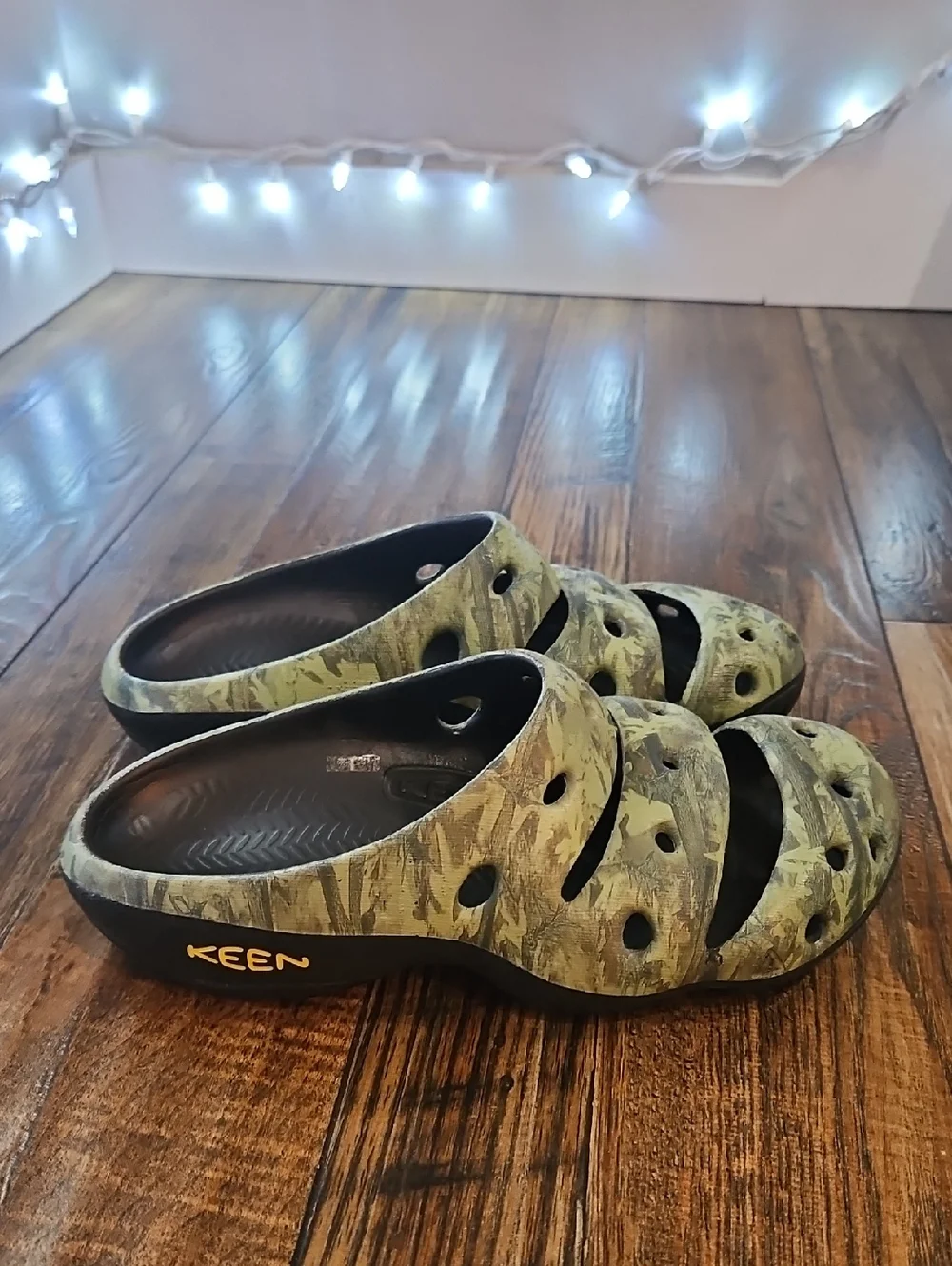 Keen Men's Slip-On Clogs in Army Green Camouflage (Sz.8)
